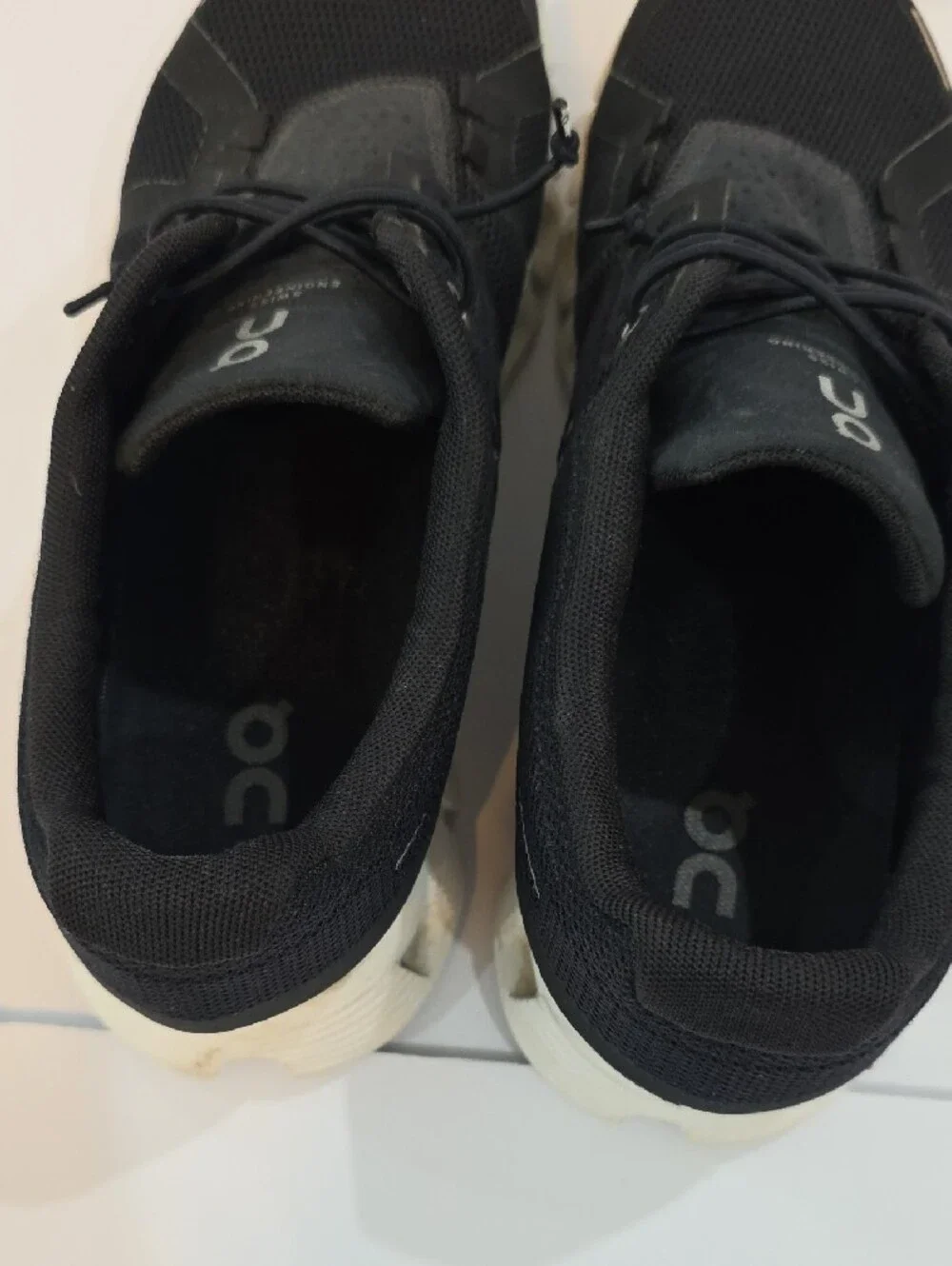 On Running Cloud 5 Women's Black with White Sole Athletic Running Shoes Size 9